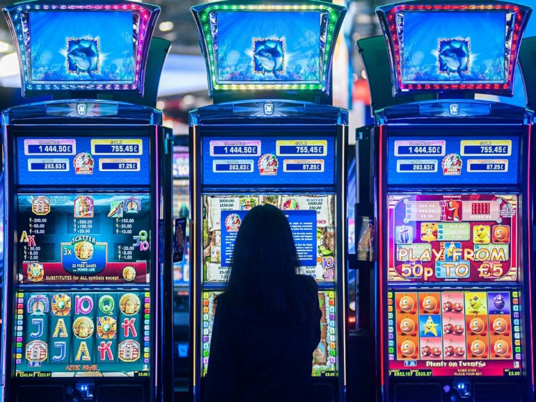 девушка за игровыми автоматами казино